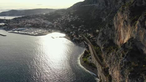 Vista-Aérea-Del-Océano-Al-Lado-De-La-Carretera