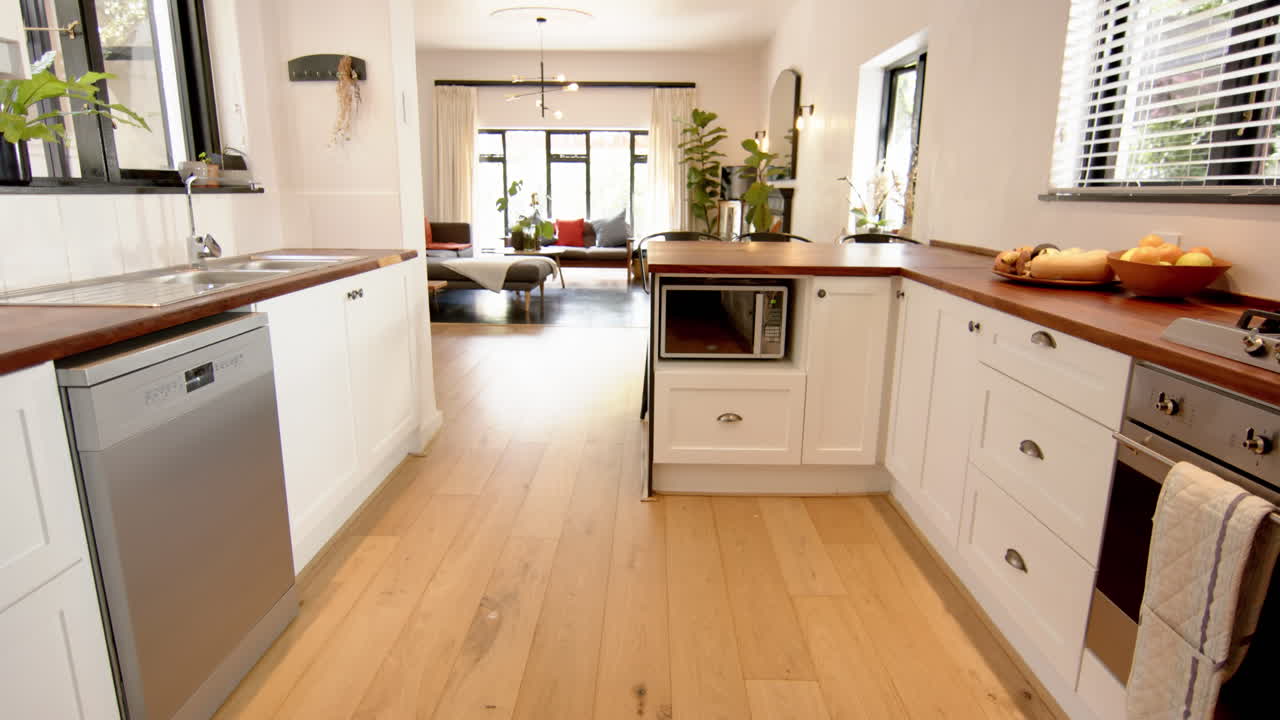 Interno cucina con ripiani puliti a casa, al rallentatore