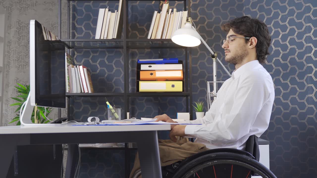 persona de negocios en silla de ruedas.