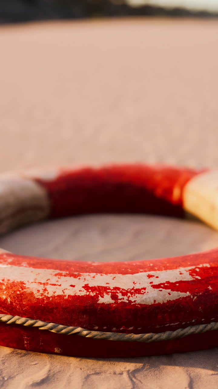 viejo salvavidas rojo en la playa