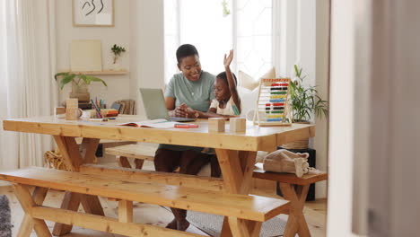 familia negra, educación y celebrar el aprendizaje electrónico