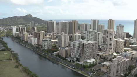 Flotando-Sobre-El-Canal-Ala-Wai-En-Dirección-A-Diamond-Head-Y-Waikiki