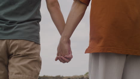 Una pareja caminando por la playa.