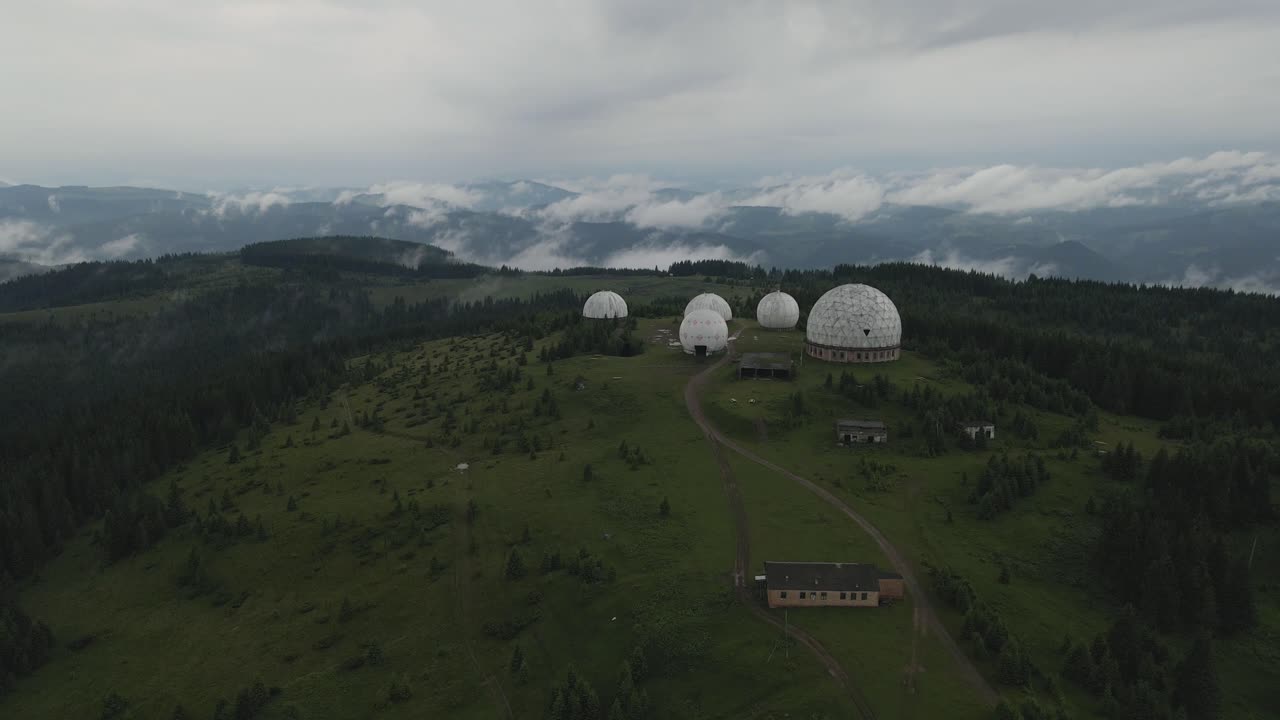 dando vueltas alrededor de la estación de radar soviética abandonada en las montañas de ucrania