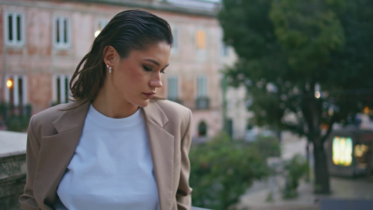 la morena de moda de pie en la calle disfrutando de un fin de semana de ocio sin preocupaciones de cerca.