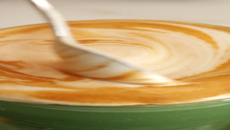 cerca de un arte de latte en una taza verde