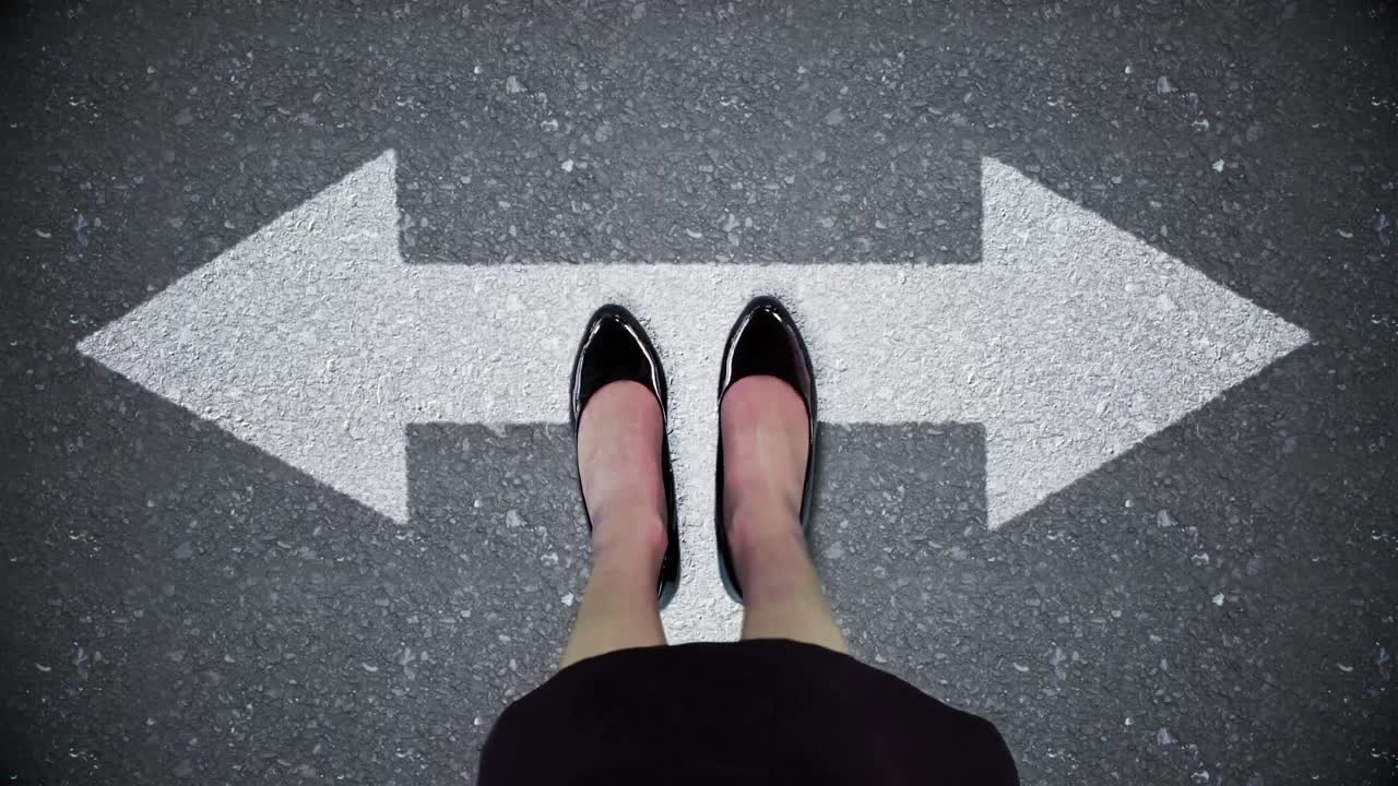 화살에 대항하는 사업가 여성의 복합 비디오