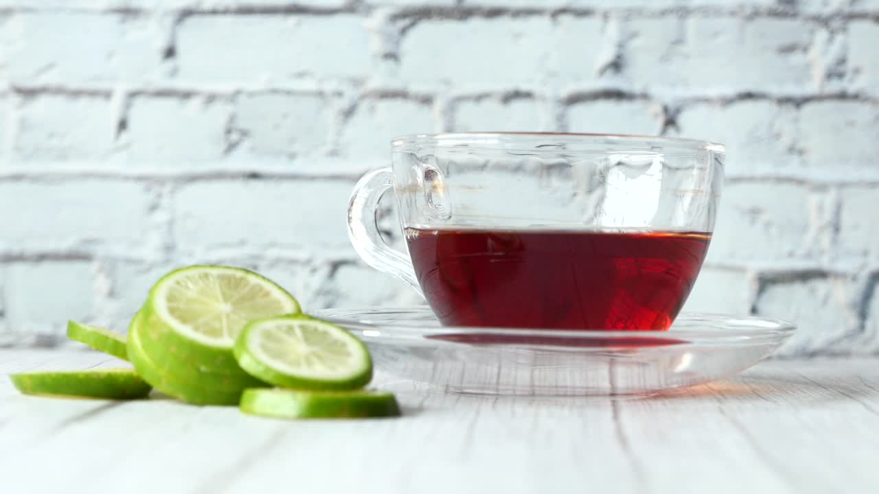 유리 컵 에 넣은 라임 차