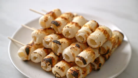 pastel de pasta de pescado en forma de tubo a la parrilla o brocheta de calamar de tubo