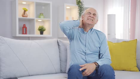 un anciano con dolor de cuello.
