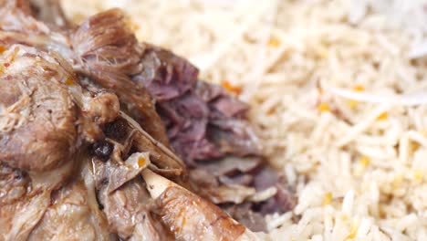 테이블에 그릇에 치킨 biryani 식사