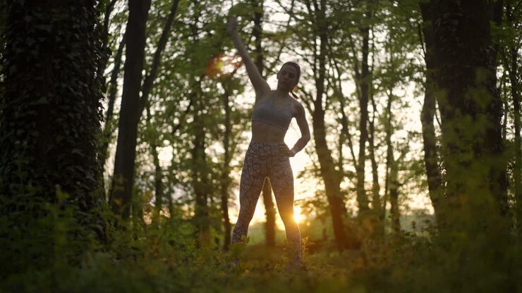 donna che si esercita nella foresta