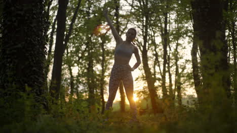 mujer haciendo ejercicio en el bosque