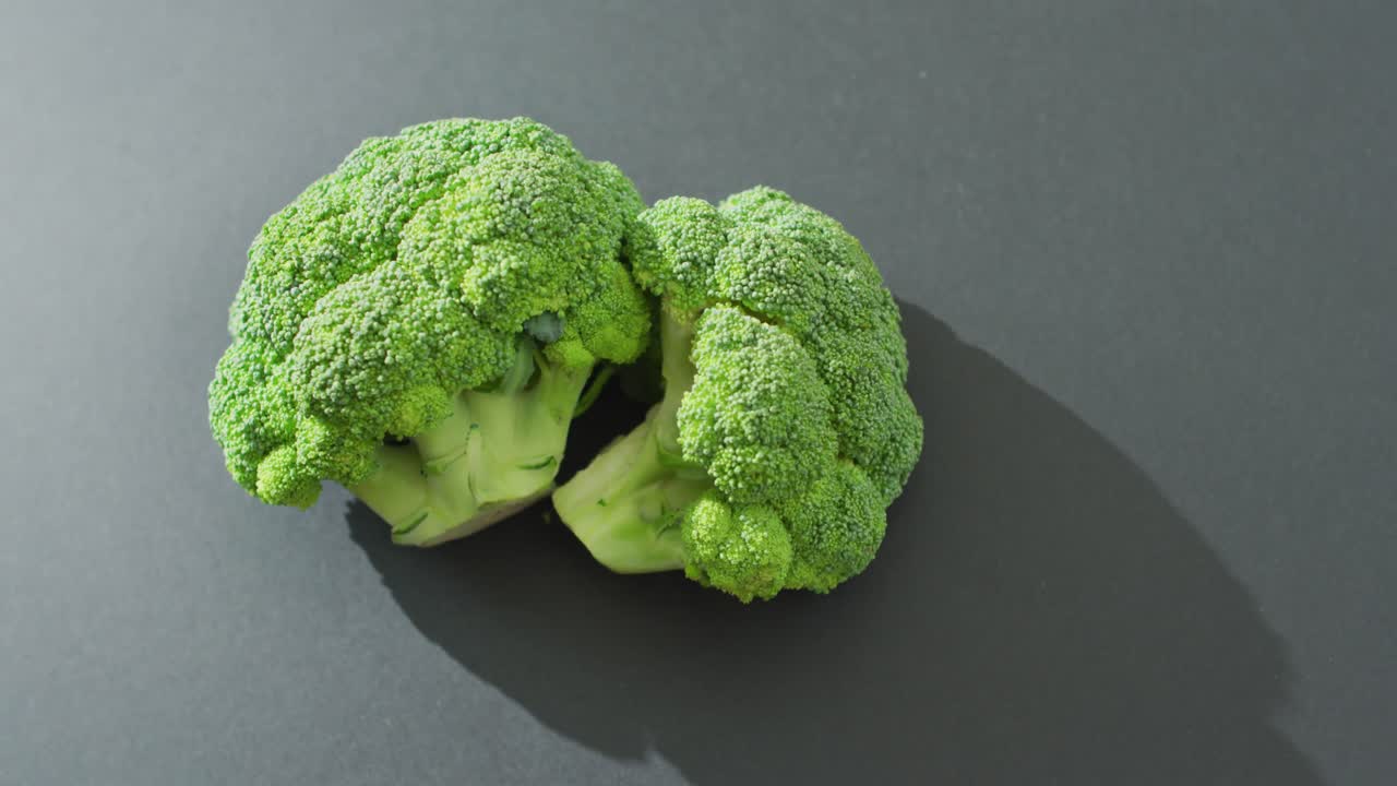 회색 배경에 복사 공간과 함께 신선한 브로콜리 꽃의 비디오