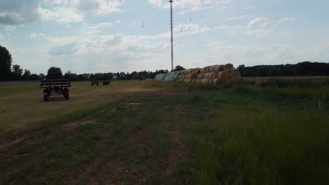 Flug-Durch-Heuballen-Zu-Einem-Verlassenen-Anhänger-Mitten-Auf-Einem-Feld