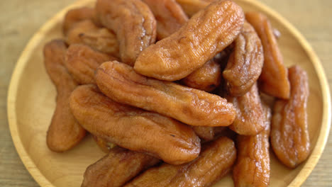 sun-dried-banana-on-wooden-plate