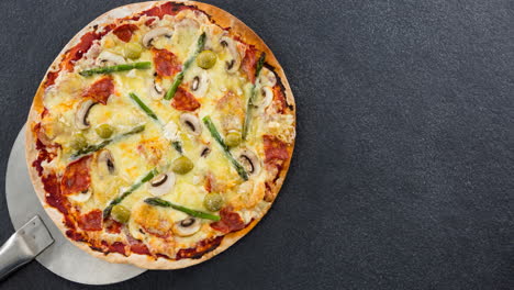 animación de iconos de pizza en forma de relámpago sobre pizza fresca