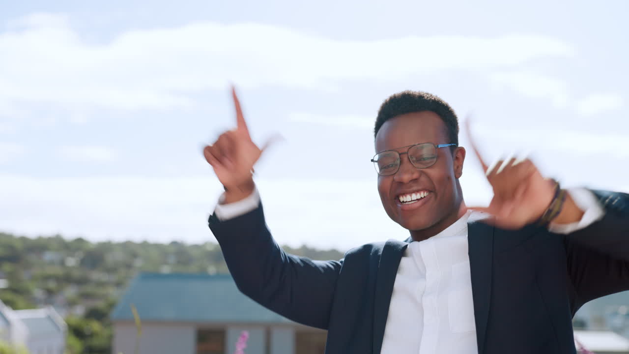 feliz, éxito o hombre de negocios en la celebración