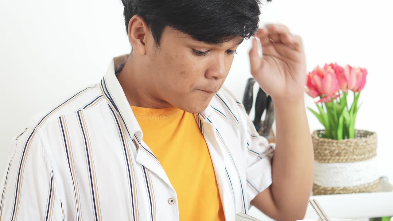 매우 뜨겁고 매운 인스턴트 누들 을 먹는 아시아 젊은 남자