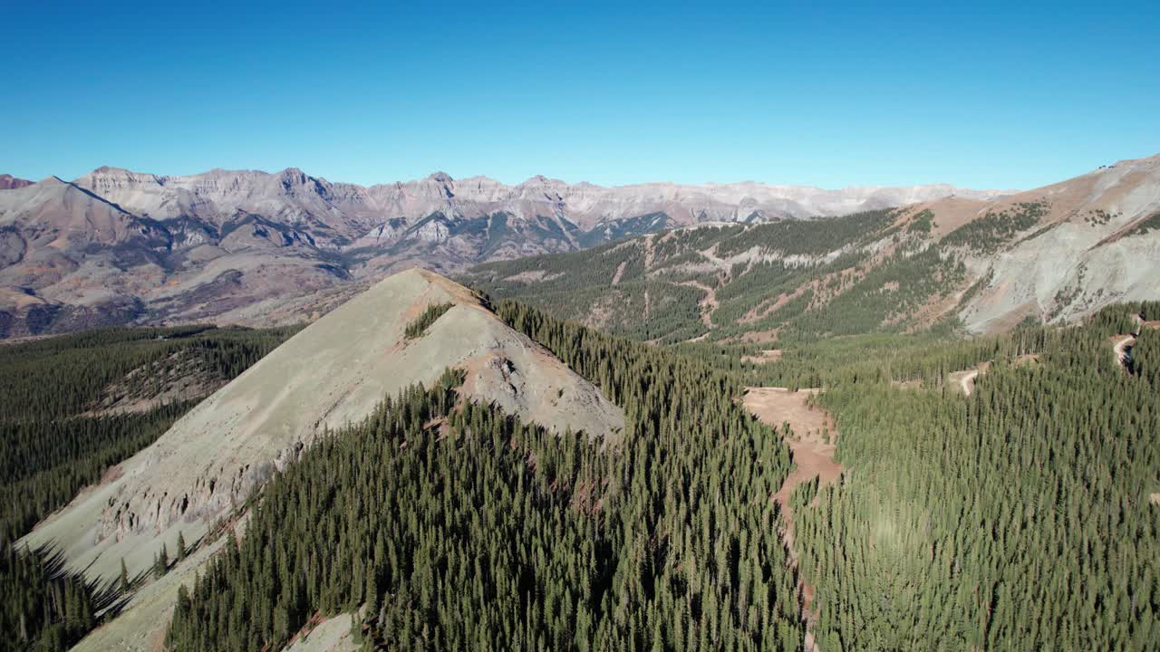 drone disparado con vistas a las pistas de esquí del complejo telluride en el mes de octubre