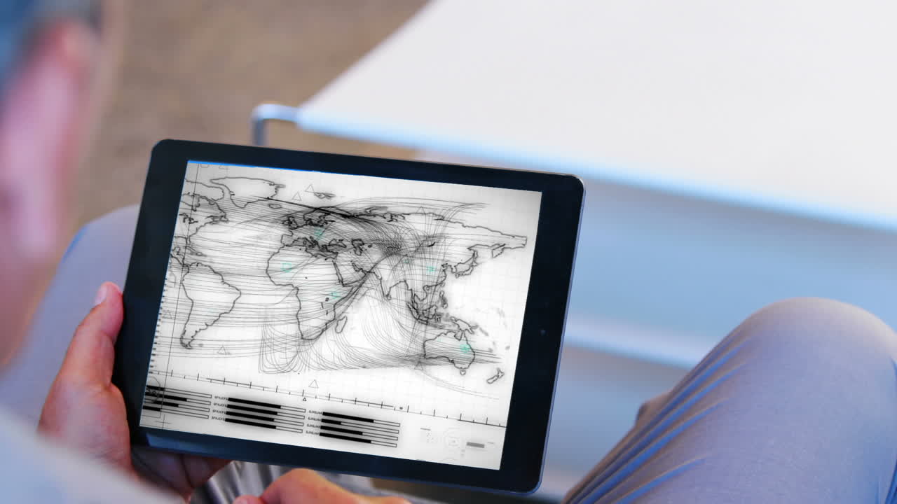 hombre mirando el mapa y los datos