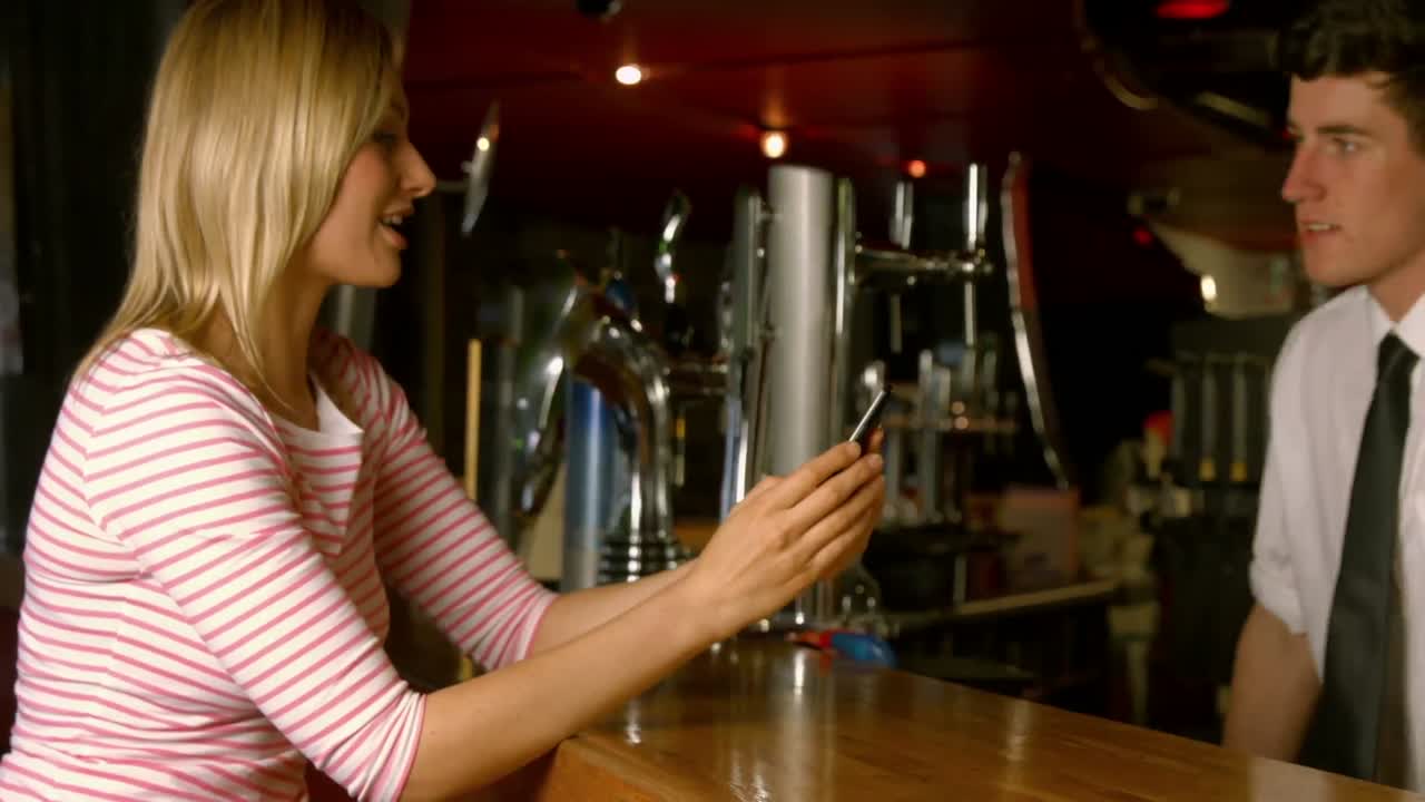 술집에서 음료를 제공받는 여자