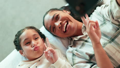 Mamá,-Niña-Y-Selfie-Con-Cara-Graciosa