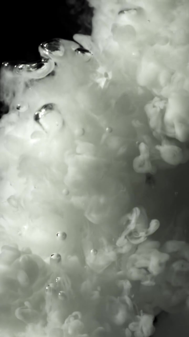 Fumo bianco e bolle che si dissolvono nell'acqua