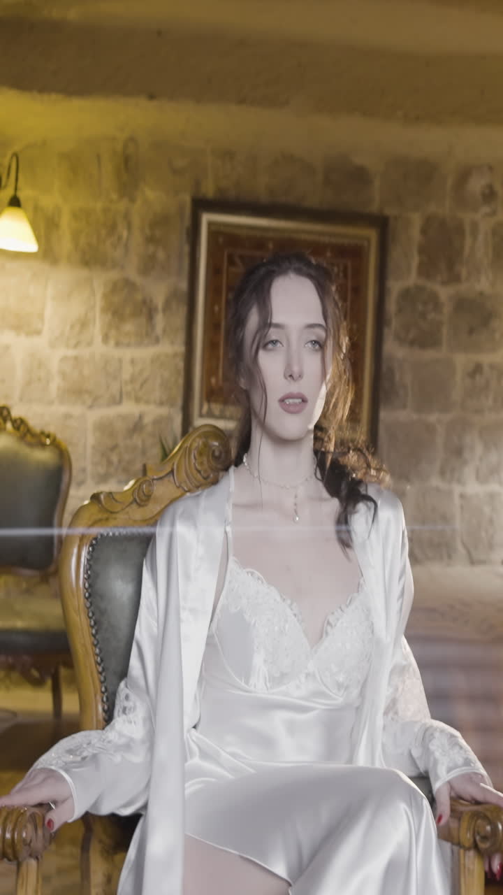 una mujer con una túnica de seda.