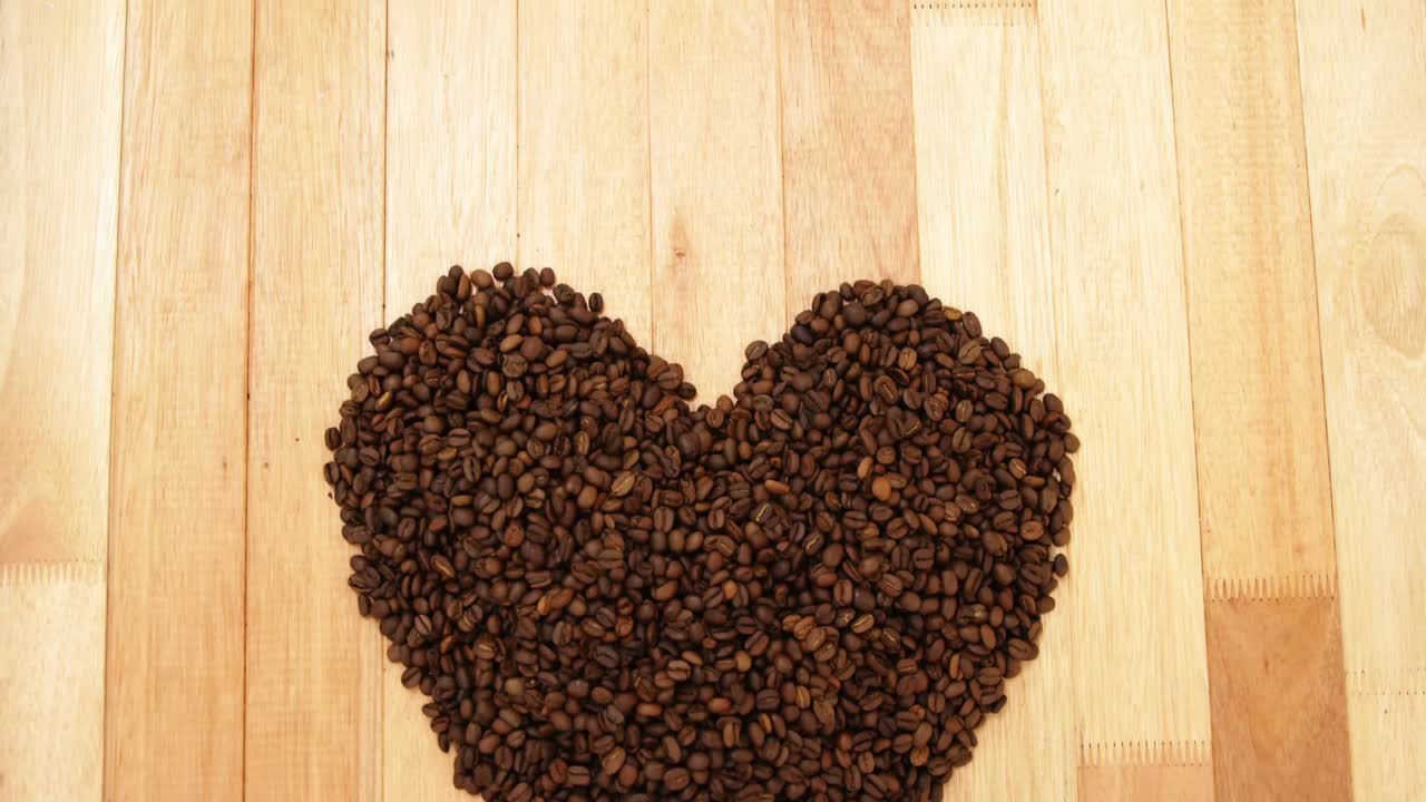 primer plano en forma de corazón hecho de granos de café
