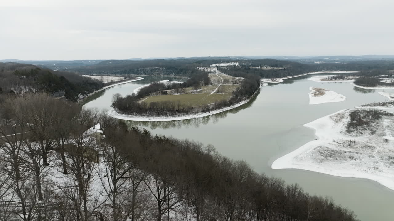 paisaje armonioso de los ozarks: un lago congelado en la quietud y un bosque inactivo