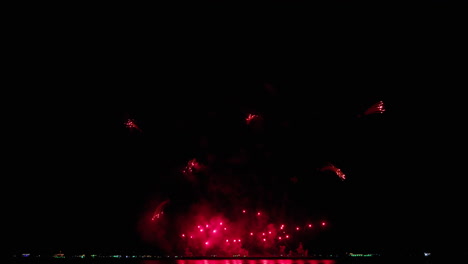 exhibición de fuegos artificiales para la celebración de la víspera de año nuevo con un gran espectáculo de fuegos artificiales multicolor abstracto con luces bokeh en el cielo nocturno