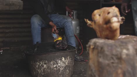 Hombre-Africano-Quemando-La-Carne