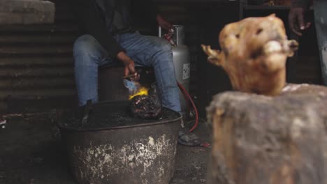 hombre africano quemando la carne