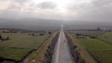 Drone:-Toma-Aérea-De-Una-Carretera-Con-Camiones