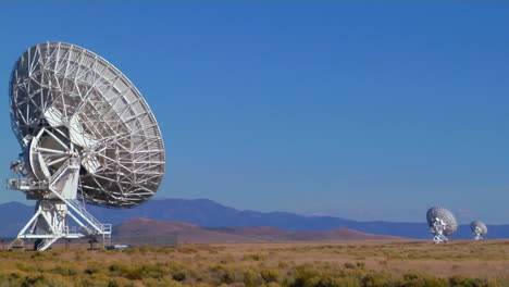 las antenas parabólicas están alineadas en una llanura solitaria
