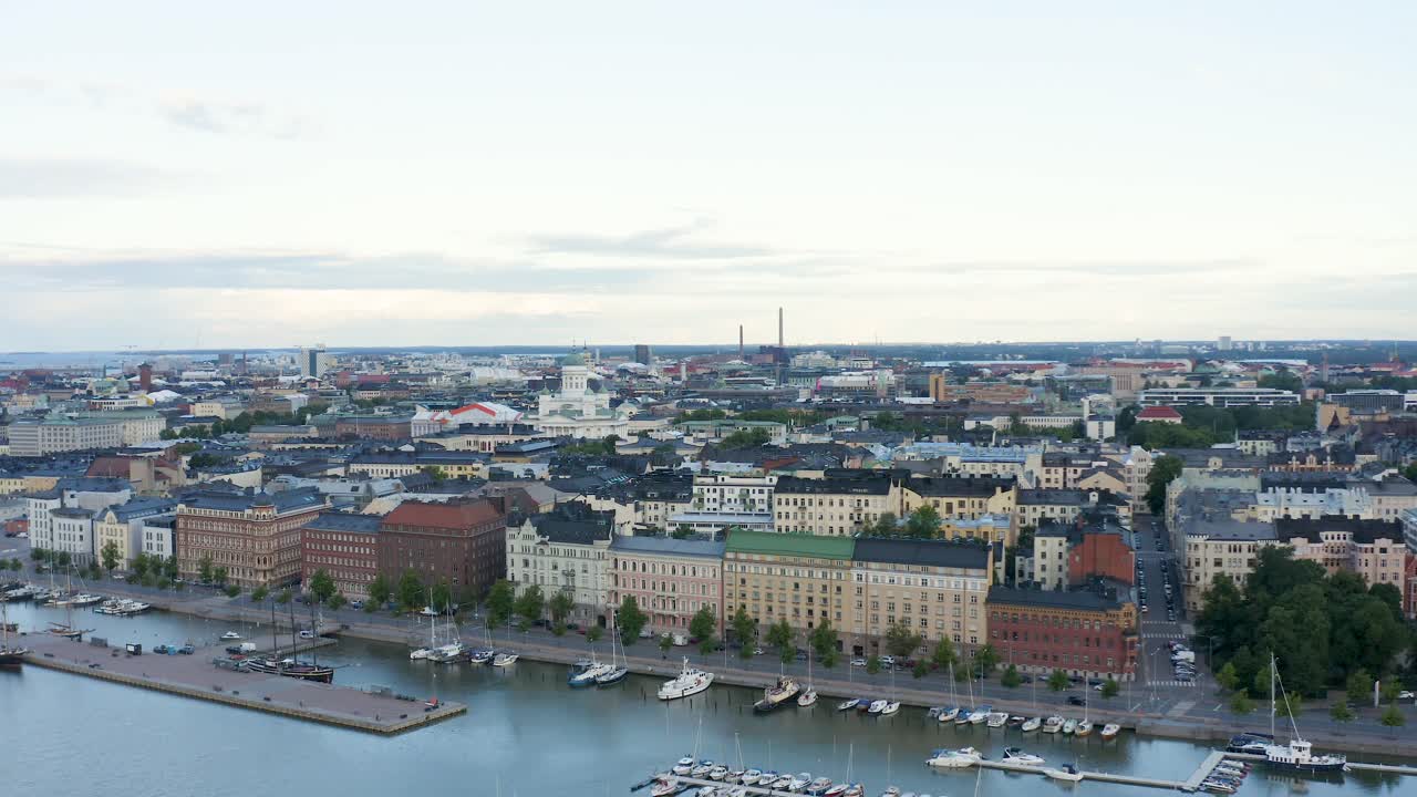 panorámica aérea lenta de edificios a lo largo del paseo marítimo de helsinki al atardecer, finlandia