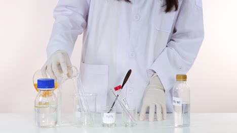 científico vertiendo líquido en un experimento de química