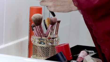 collection of make-up brushes made from synthetic and natural fibers