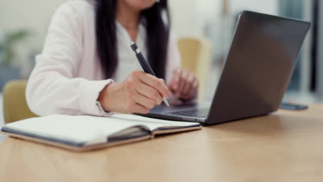 computadora portátil, cuaderno y escritura