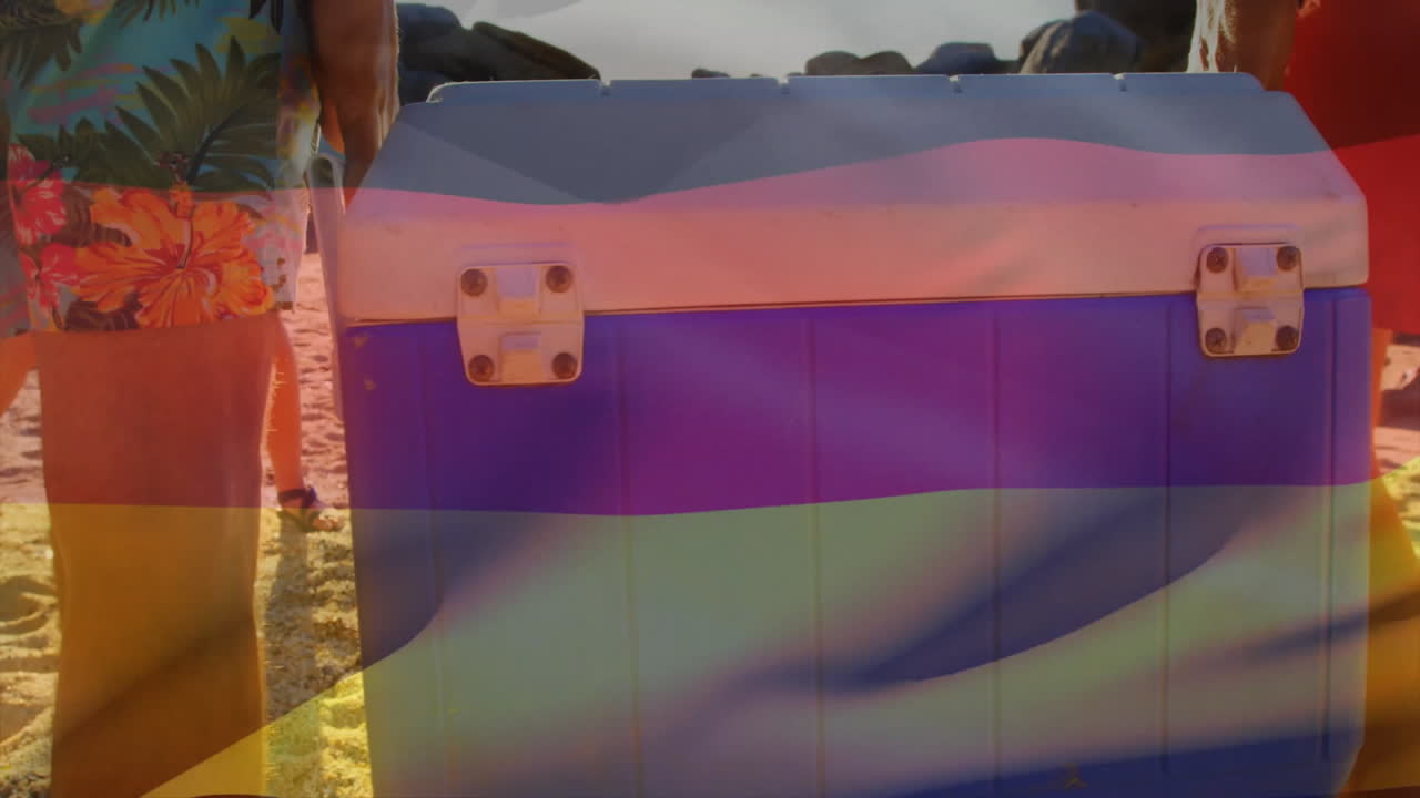 Persone che trasportano una borsa frigo in spiaggia con sovrapposizione animata del testo colorato SALDI.