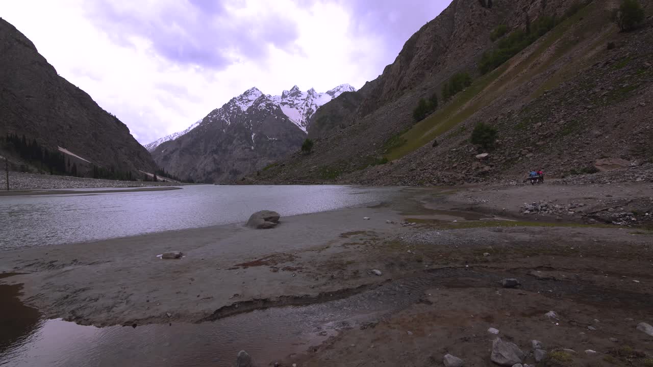 Järvinäkymä vuorten vieressä Pohjois-Pakistanissa.