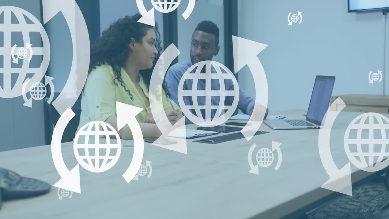 animación de iconos del globo en flechas sobre diversos compañeros de trabajo discutiendo informes en la computadora portátil en la oficina