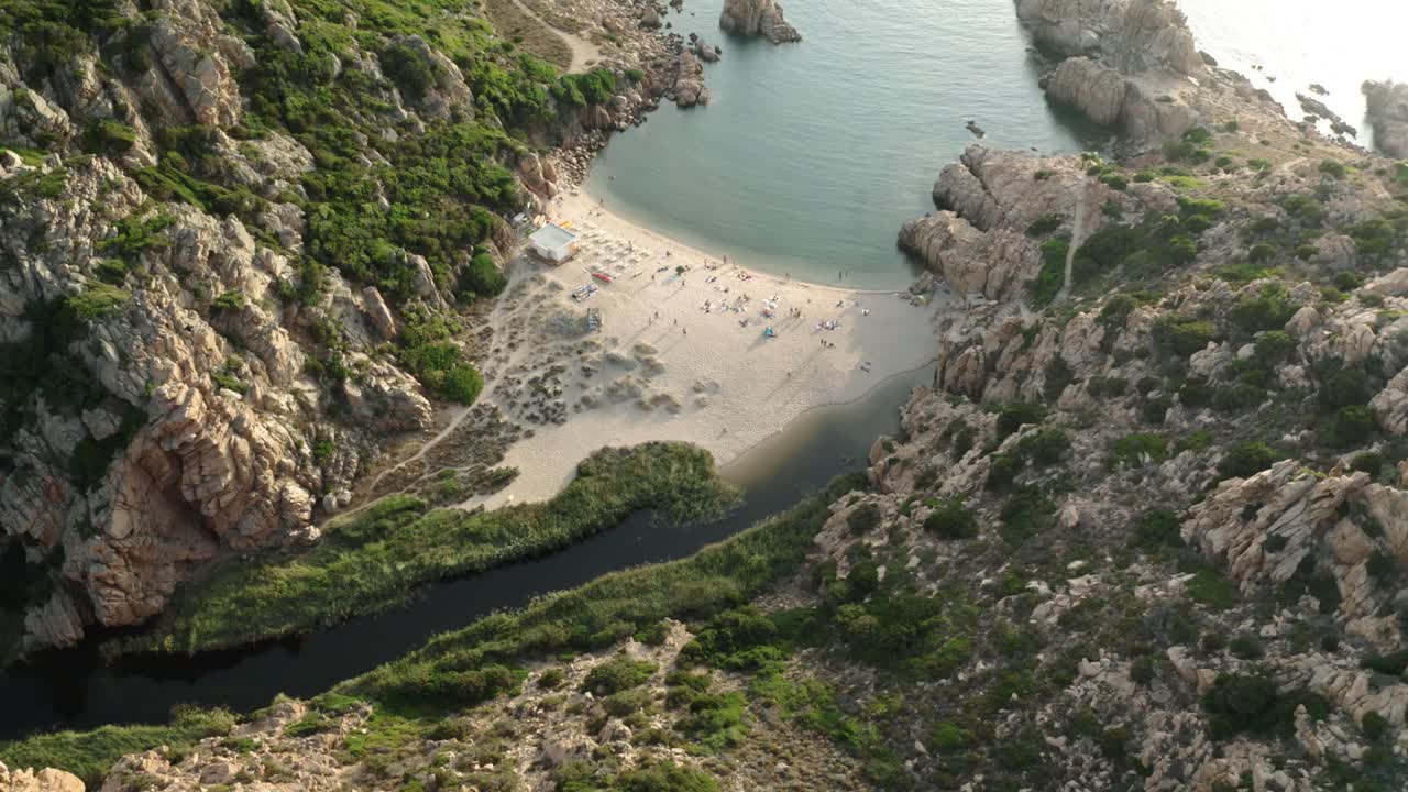 Piccola spiaggia sabbiosa esotica tra le montagne, isola della Sardegna, Italia
