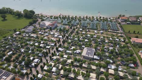 Toma-Aérea-Sobre-El-Camping-Lido-Lazise-Y-El-Lago-De-Garda-En-Italia.