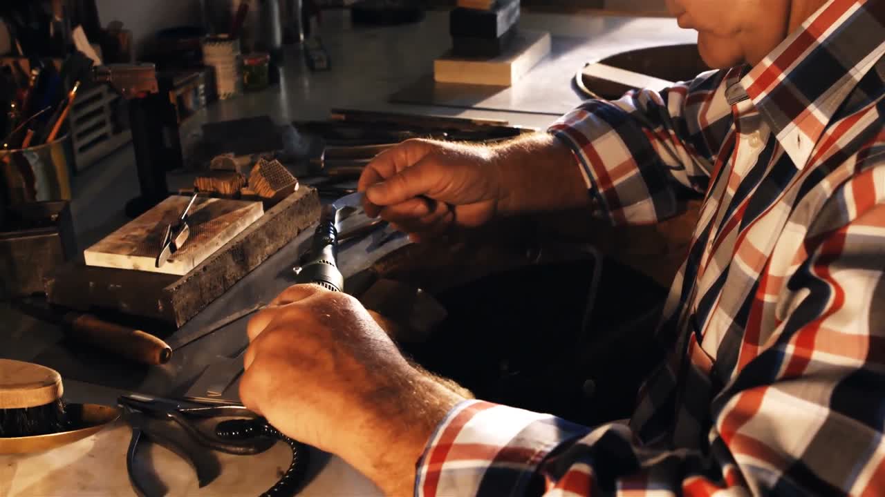 orfebre que utiliza una máquina de piezas a mano