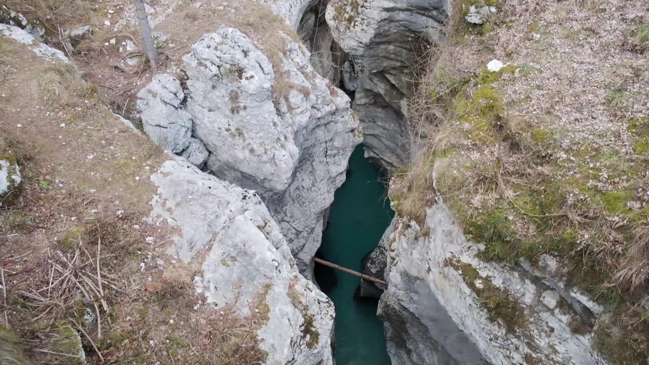 hermosa vista del agua turquesa bajando por el río en el río soca, eslovenia
