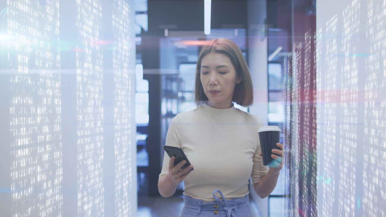 animación de columnas móviles sobre una mujer de negocios biracial