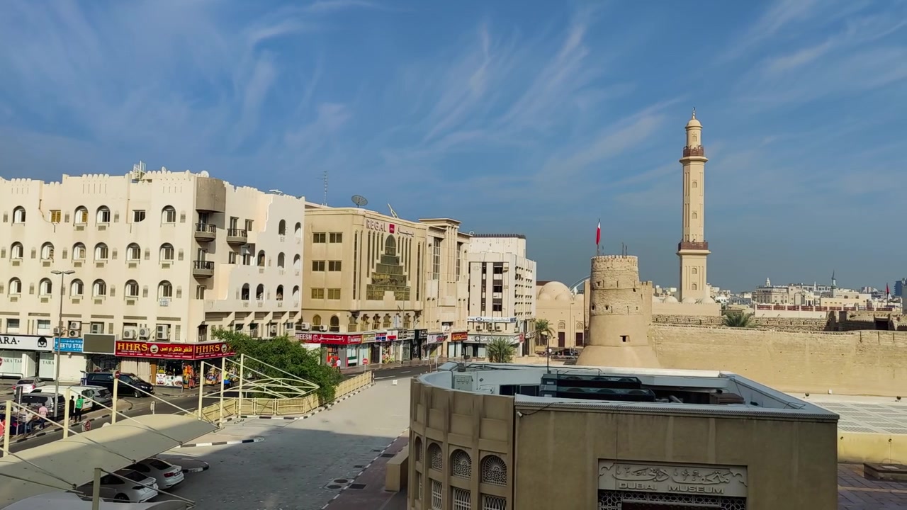 Ampia panoramica al rallentatore del Forte Al Fahidi e delle trafficate strade mattutine nel centro di Dubai