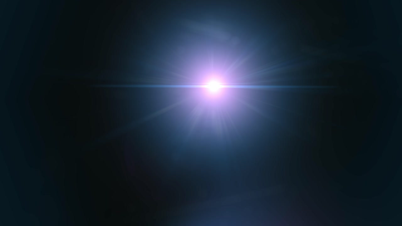 Flare dell'obiettivo etereo blu e viola con un bagliore delicato che si muove da destra a sinistra. Isolato su sfondo nero, ideale per sequenze oniriche, sovrapposizioni cinematografiche e compositing VFX